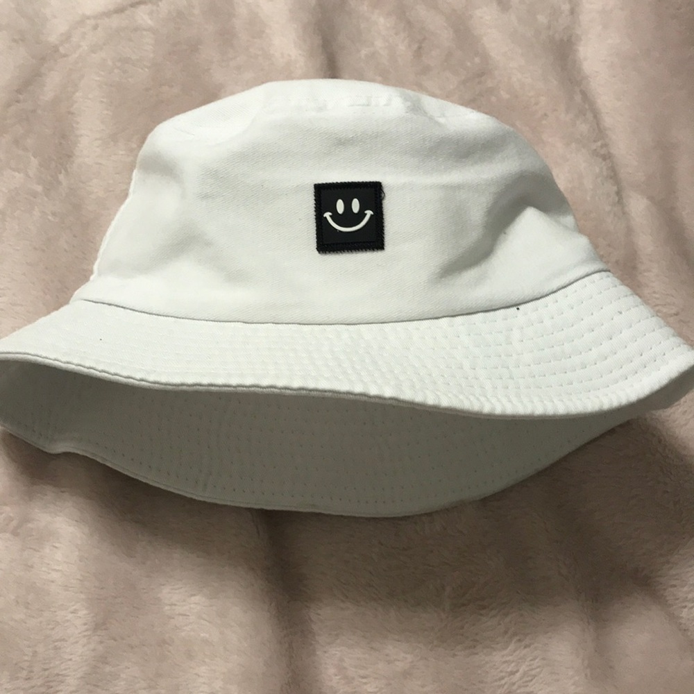 trendy bucket hat with smiley face